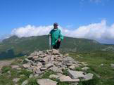 Via Normale Monte Prado - Giuseppe Albrizio sul Monte Prado 2054 m, in fondo il Monte Cusna