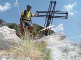 Via Normale Monte Procinto - Giuseppe sulla vetta del Monte Procinto 1177 m