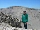 Via Normale Monte Rotondo - Giuseppe Albrizio sul Monte Rotondo, in fondo il Monte Amaro