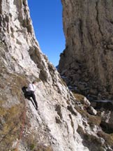 Via Normale Pizzo Colombe o Campanit - L autore nel  traverso alla breccia durante la discesa