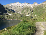 Via Normale Pizzo Lucendro - La stradina che costeggia il lago