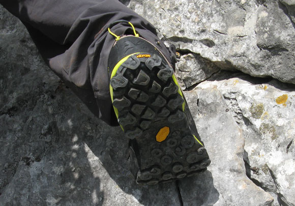 VieNormali Test di attrezzatura da montagna Test suola Vibram Mega Grip e La Sportiva Traverse X4