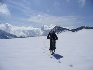 La mia sfida: da Roncadelle alla cima dell'Adamello andata e ritorno in MTB - Attraversamento del Pian di neve sul ghiacciaio dellAdamello