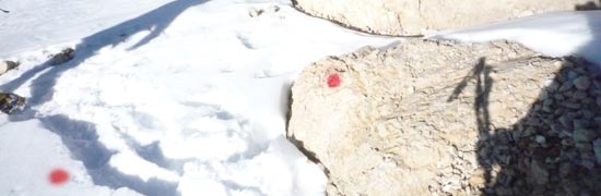 Bolli rossi di bomboletta spry lungo la via normale dell'Antelao, stupidamente anche sulla neve…