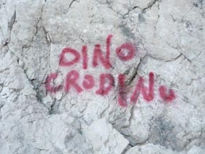 Antelao - La scritta lasciata dal "Dino Crodino", che ben fa rima con