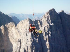 Antelao - Il recupero del "Dino Crodino" da parte dell'elicotteor del Soccorso Alpino