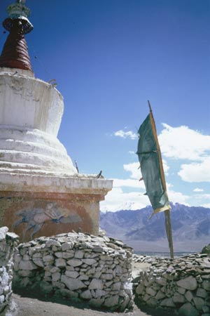 Gongmaru La - Chorten e bandiera di preghiera