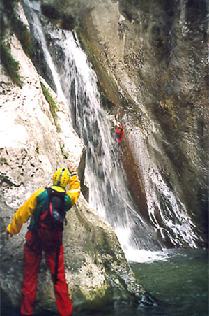 Una dura lezione fra cascate e stelle - Discesa in cascata