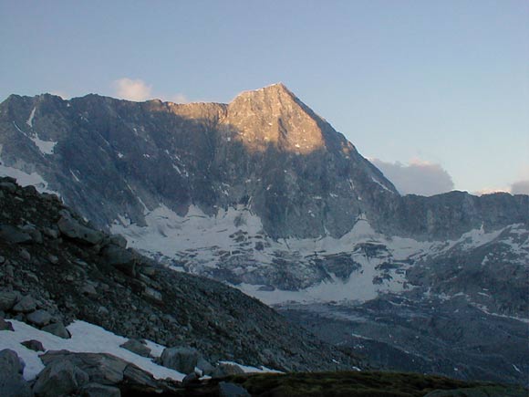Monte Adamello - La parete est e la cima alle prime luci dell'alba viste salendo al Passo Brizio