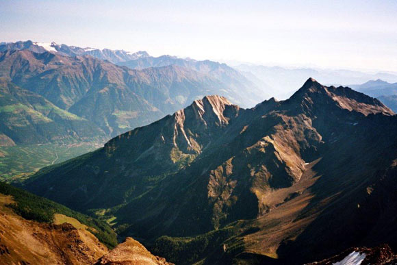 Traversata Angelo Grande - Cima Vertana - Panorama di vetta verso NE. La Valle di Lasa e a destra la Punta di Lasa