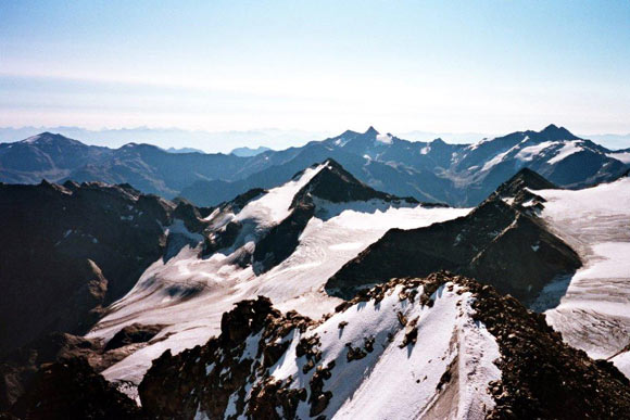 Angelo Grande - Panorama verso ESE. Al centro la Punta Livi e sopra, all'orizzonte, la Cima Gioveretto