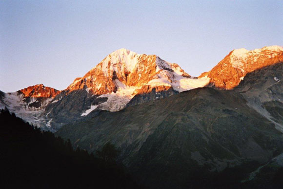 Traversata Angelo Grande - Cima Vertana - Sul sentiero sopra Solda, l'alba sul Gran Zebr