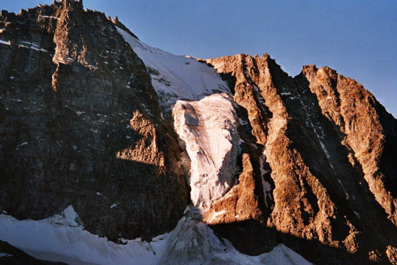 Traversata Angelo Grande - Cima Vertana - La parete N della Cima Vertana con la seraccata, dallo sperone NW dell'Angelo Grande