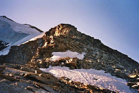 Angelo Grande - Il pendio di rocce rotte che conduce ad un secondo terrazzo sulla cresta