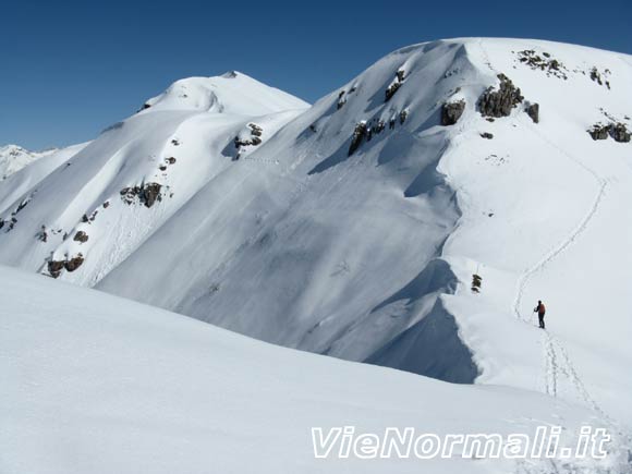 Monte Aralalta - Sella prima del quarto dosso con le rocce affioranti