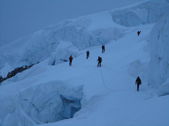 Piz Bernina - Di primo mattino attraversamento del ghiacciaio che porta verso la Diavolezza