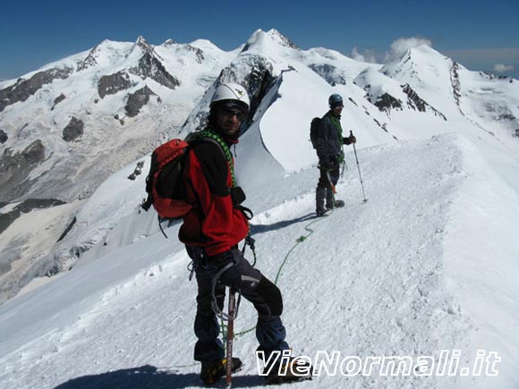 Breithorn W (da W) - In cima al Breithorn Ovest con vista sulla cresta verso la cima centrale