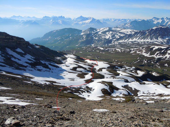 Bruschghorn - Il percorso di salita, dal pendio sotto la cresta E del Bruschghorn.