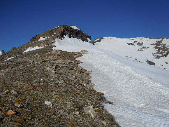 Bruschghorn - Sulla cresta E del Bruschghorn, a sinistra la (q. 2962 m), al centro la Cima principale (q. 3056 m).
