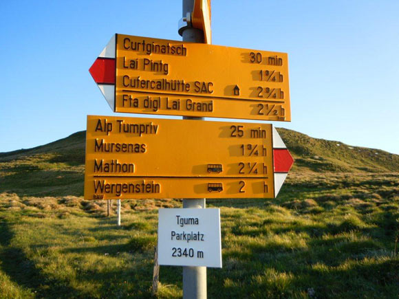 bruschghorn - Siamo al posteggio di Caschgliun (Tguma), per giungervi da Zillis-Donath-Wergenstein bisogna seguire una stradina asfaltata ma stretta e senza protezioni.