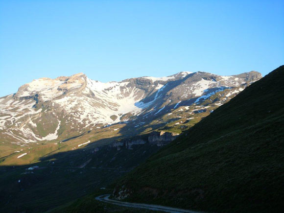 Bruschghorn - Dal posteggio. A sinistra la grande stalla di Curtginatsch (q. 2272 m), le rocce chiare del Gelbhorn e a destra le due cime del Bruschghorn.