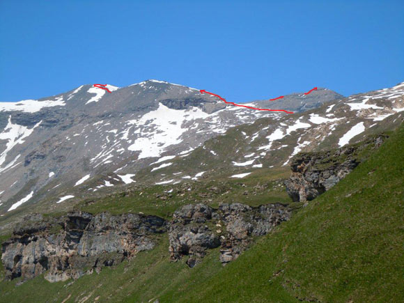 Bruschghorn - Immagine ravvicinata dal posteggio. A sinistra la Cima principale del Bruschghorn, poco pi a destra la (q. 2962 m) sulla cresta E, a destra la Cima N.