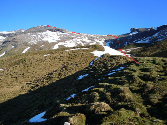 bruschghorn - Il tratto di cresta E del Bruschghorn, fra la (q. 2962 m) a sinistra e la roccia verticale di (q. 2806 m) a destra, con il pendio da salire.