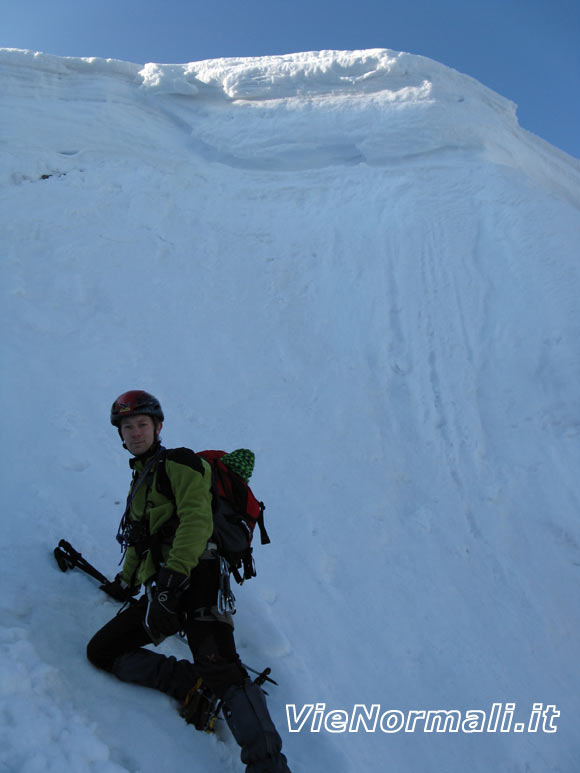 Cima Bacchetta - Cornici di neve sotto la cresta di uscita