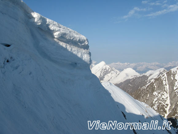 Cima Bacchetta - Cornici di neve sotto la cresta di uscita