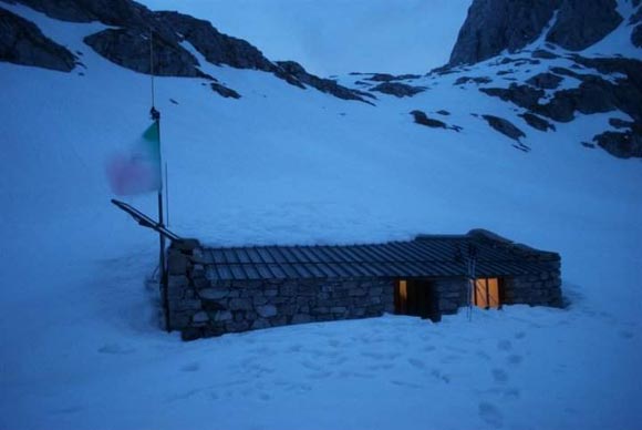 Cima Bacchetta - Il Bivacco Val Baione sotto la neve