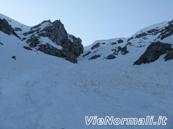 Cima Bacchetta - Verso il passaggio sotto lo sperone roccioso