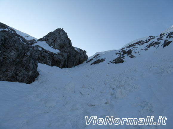 Cima Bacchetta - Verso il passaggio sotto lo sperone roccioso