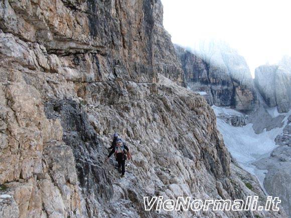 Cima Brenta - Cengia gradinata verso il pendio di ghiaie prima del canalone