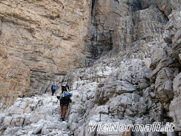 Cima Brenta - Risalita del pendio di rocce oltre la rampa