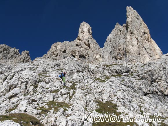 Cima di Campido - Lungo lo zoccolo roccioso sotto le torri