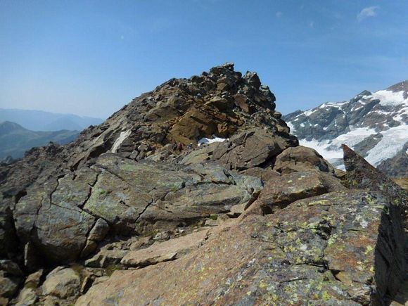 Cima del Duca - La vetta, i massi formano una finestrella