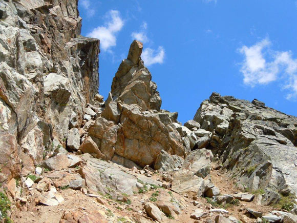 Cima di Caspoggio - La diramazione del canalino, a destra si sale con un breve passaggio di II