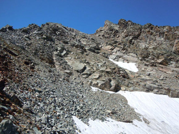 Cima di Caspoggio - Verso la cresta della costola, in alto a destra i denti della cresta SE