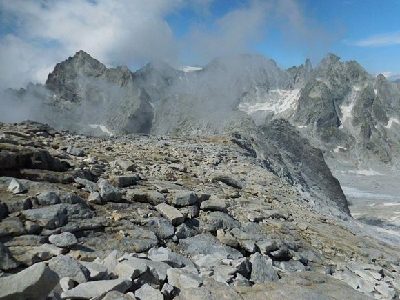 cimadicastello - In discesa verso la Bocchetta 2973 m, a destra il gruppo delle Sciore