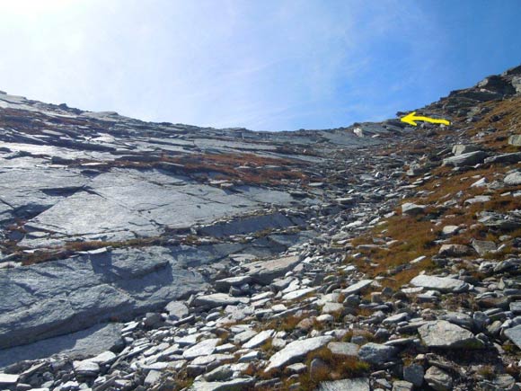 Cima di Lago - Sulla rampa detritico/erbosa, in alto il traverso a sinistra verso i due laghetti