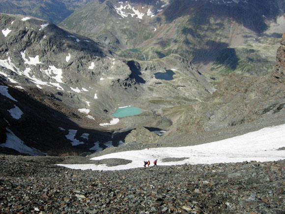 Cima di Piazzi - In discesa, al centro il laghetto di (q. 2600 m) e il Lago Nero (q. 2586 m)