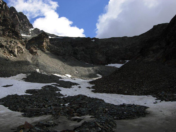 cimadipiazzi - La fascia rocciosa da superare a sinistra, dalla conca nevosa