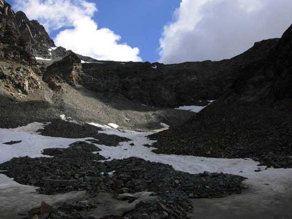 Cima di Piazzi dalla Val Verva - La fascia rocciosa da superare a sinistra, dalla conca nevosa