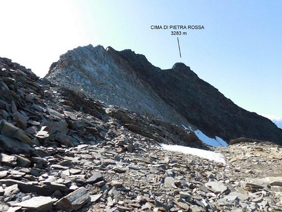 Cima di Pietra Rossa - A circa met cresta, dove diventa un p pi affilata