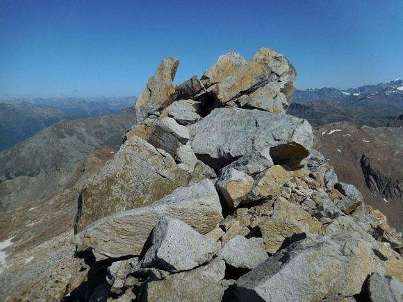 Cima di Pietra Rossa - In discesa, qui la cresta  aerea ma facile