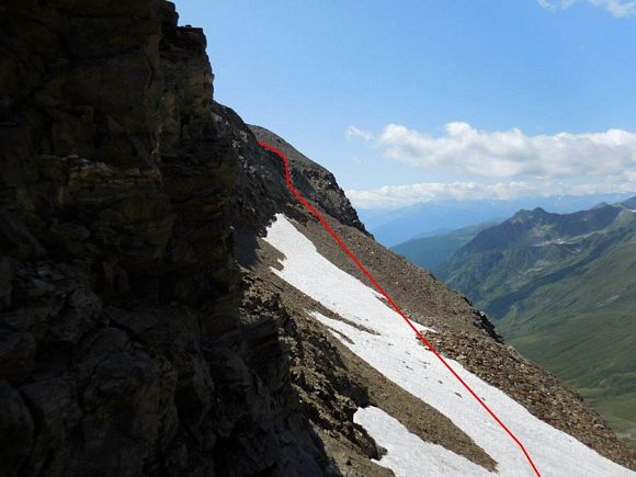 Cima di Pietra Rossa - La larga cengia sul versante opposto, lunga circa 200 m