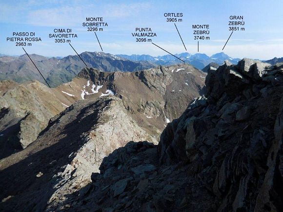 Cima di Pietra Rossa - Uno sguardo verso N, dall'inizio della cresta N