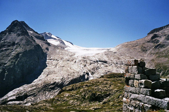 cimagiovannipaoloII - Il Ghiacciaio dell'Adamello e in alto a sinistra la Cima Giovanni Paolo II (ex Cresta della Croce)