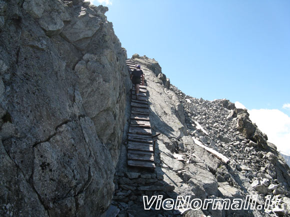 Cima Payer - Passerella di legno su rampa rocciosa