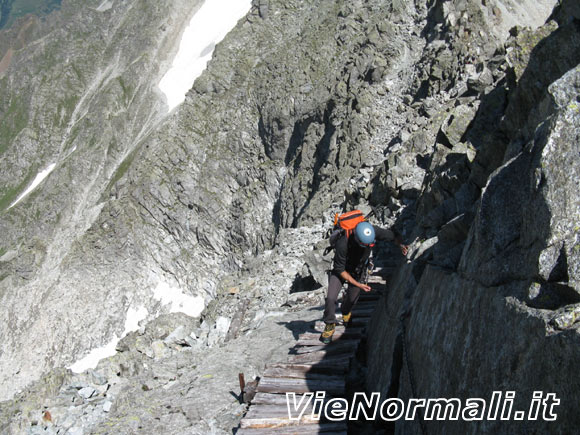 Cima Payer - Passerella di legno su rampa rocciosa